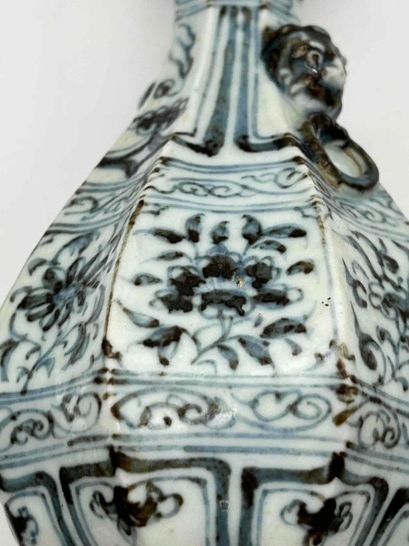 元時代 染付 青花花卉文双獸耳八楞瓶 【著名蒐集家家族旧蔵】(C-41)