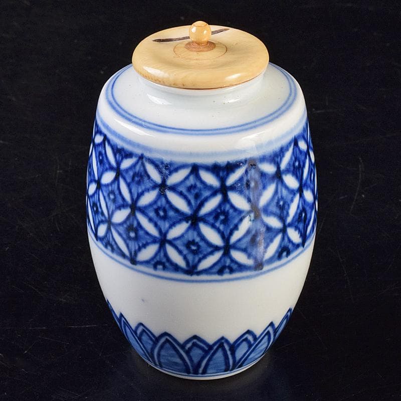 瀬戸焼　三代　山口錠鉄作　染付　肩衝茶入　三玄院長谷川大真師書付箱　MR7772