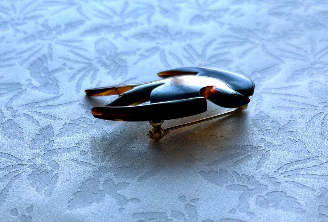 【再値引き】べっ甲　ツバメブローチ