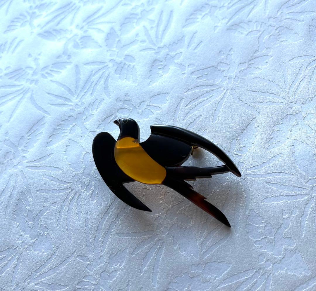 【再値引き】べっ甲　ツバメブローチ