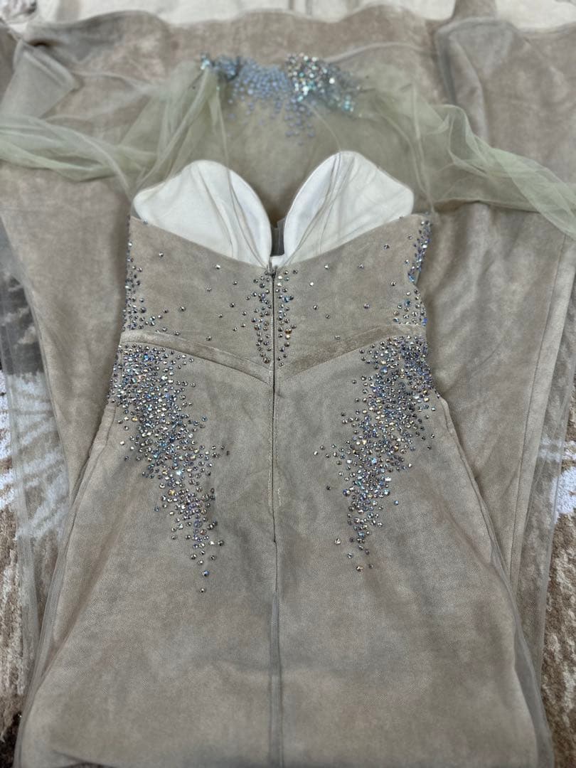 ビーズ装飾付きグレーベージュ色パーティードレス