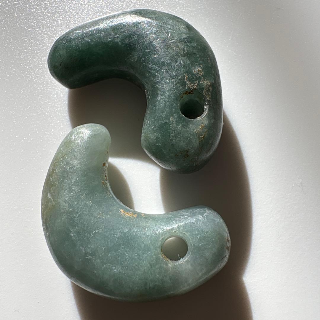 ヒスイ　勾玉二つ