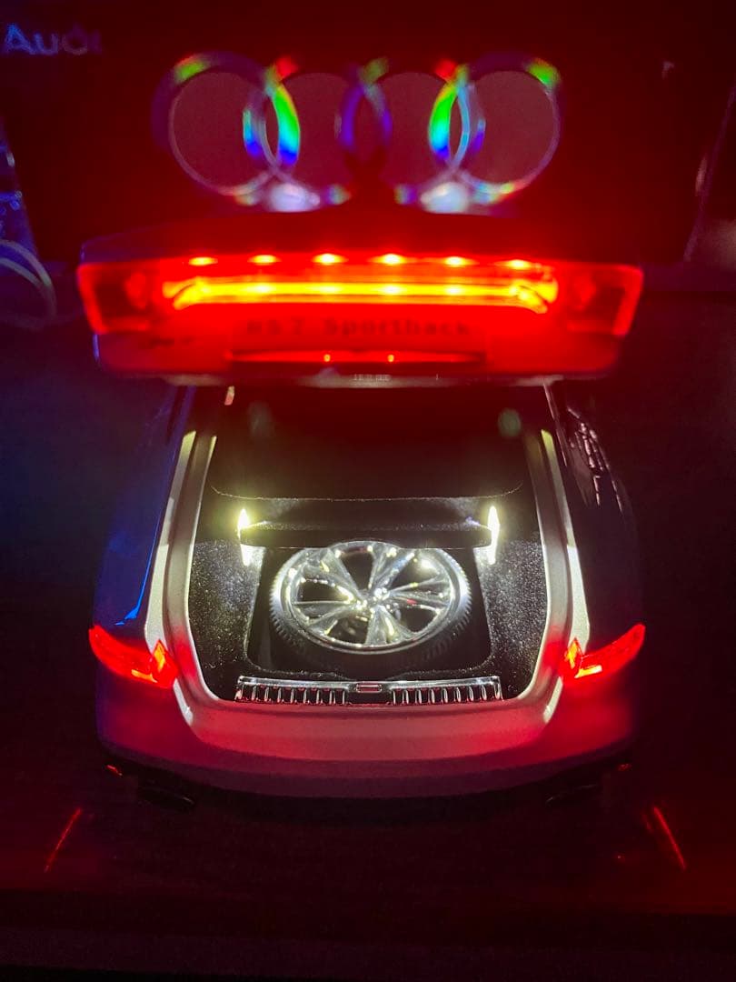 1/18 Audi 合金製ミニカー LED点灯 サウンド 鍵付