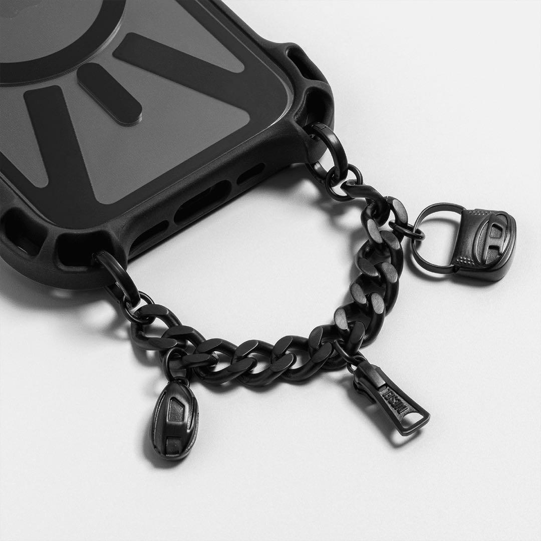 新作DIESEL + CASETiFY マットブラック厚型メタルスマホストラップ