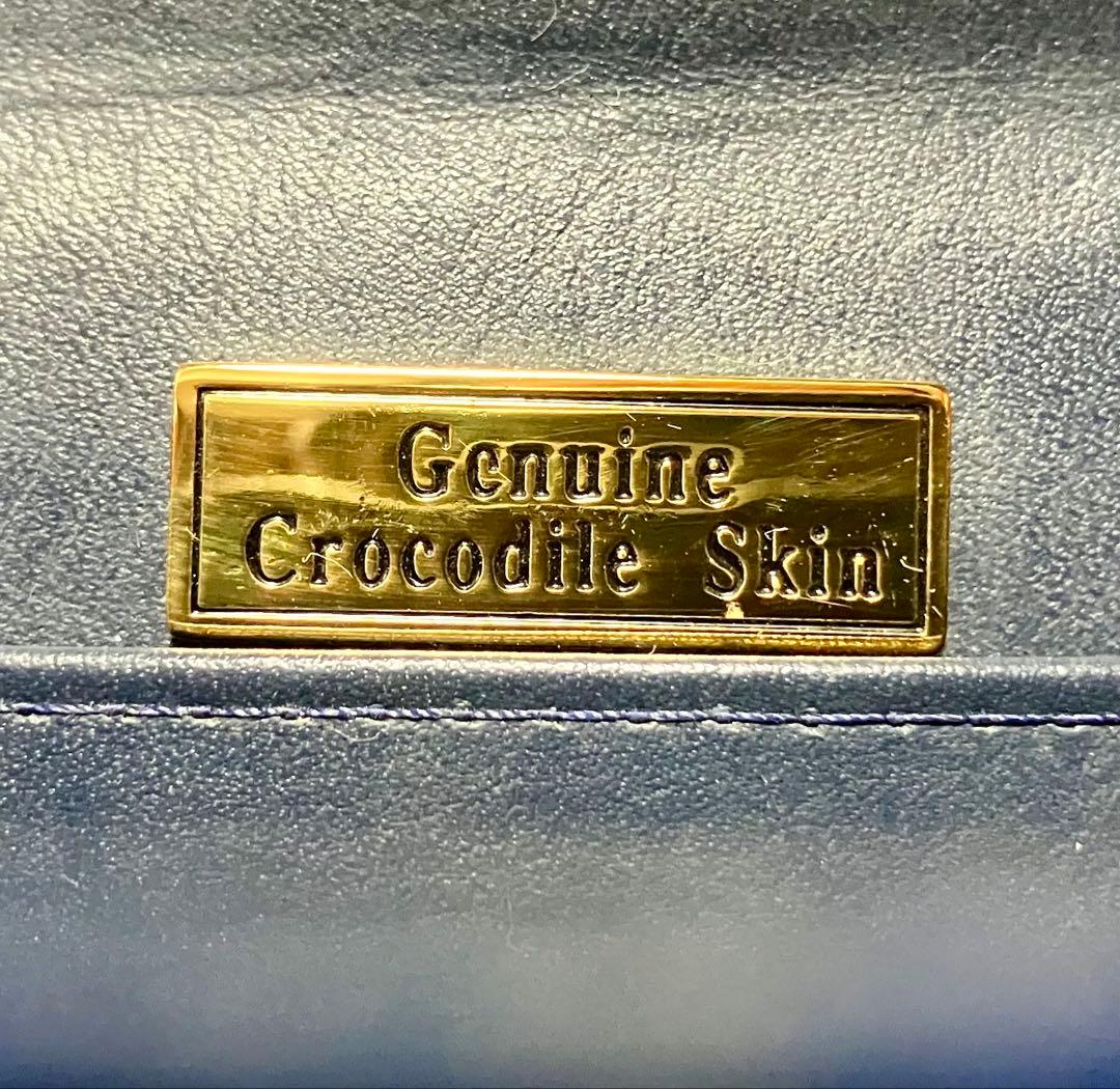 鮮やかな青色のワニ革のミニバッグ