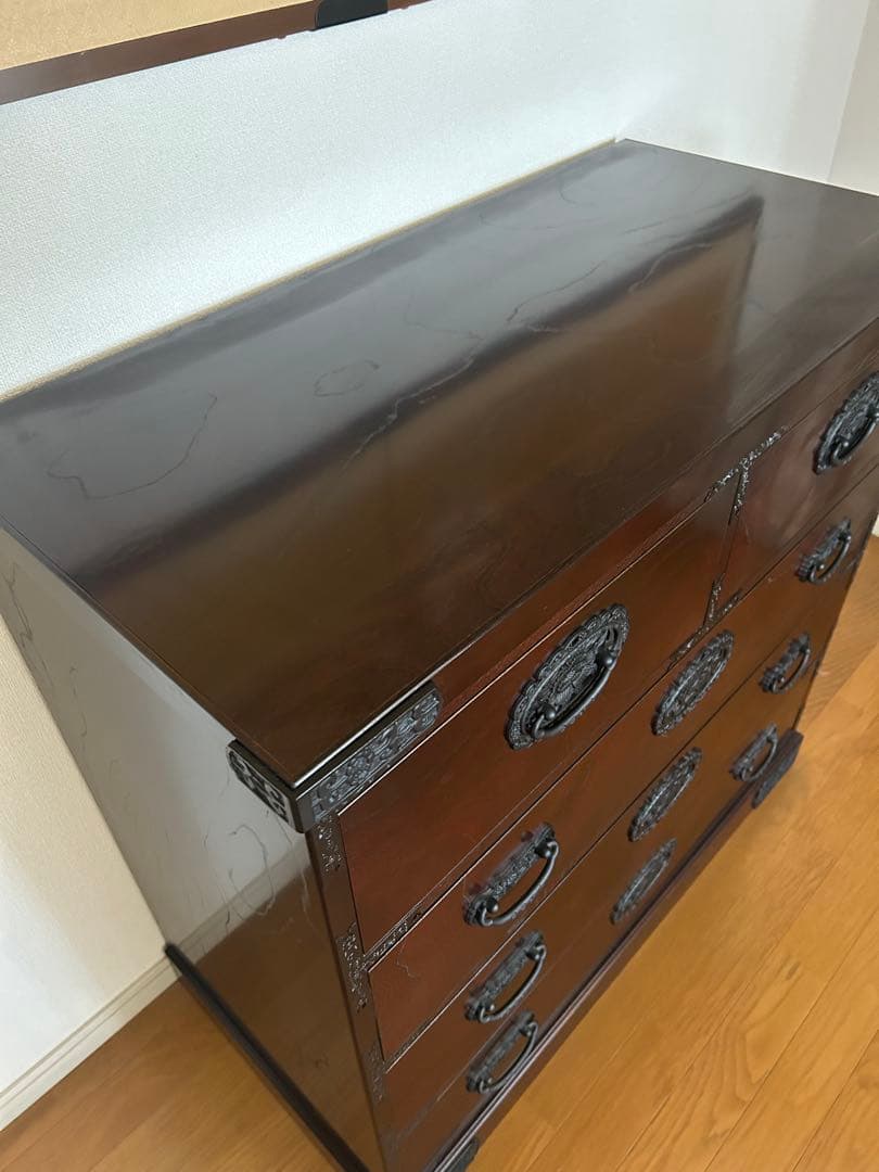 伝統的な木製の和ダンス