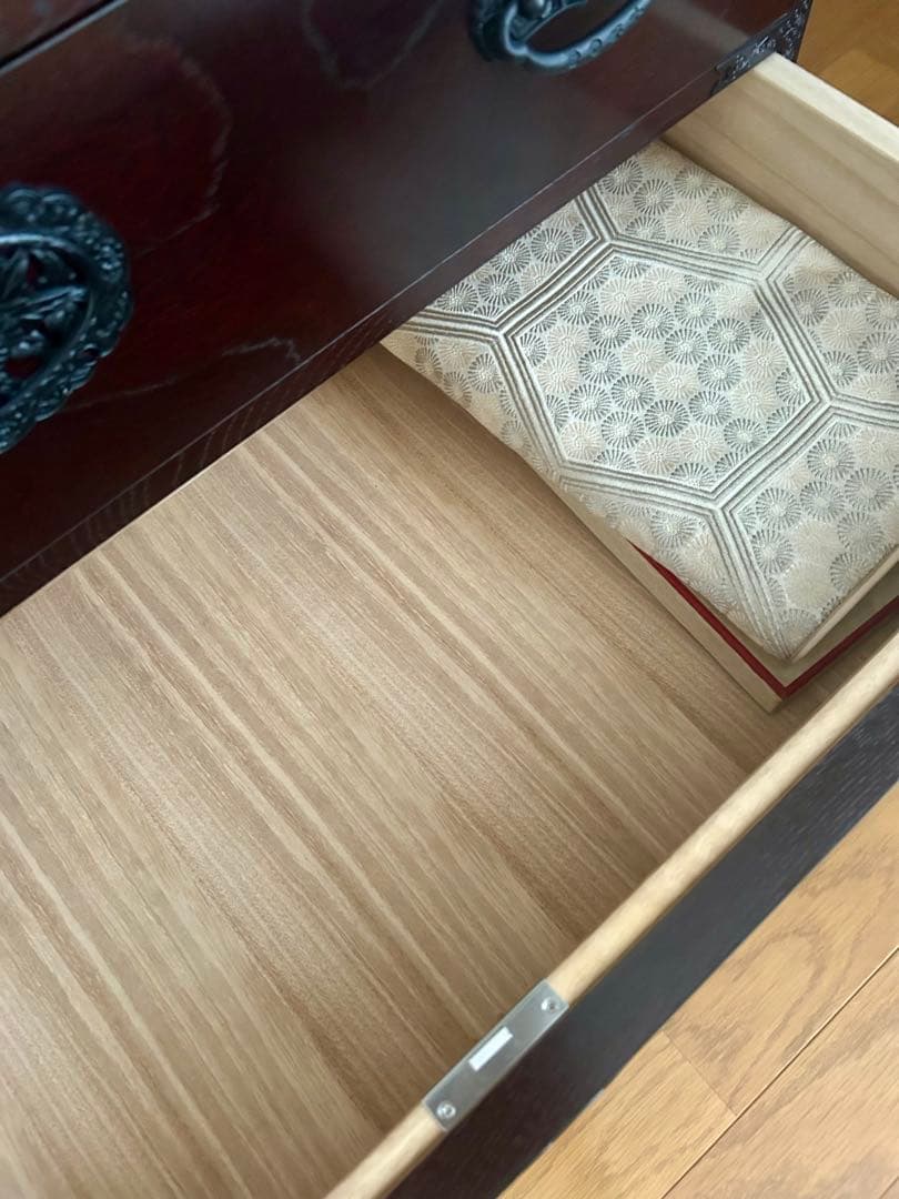 伝統的な木製の和ダンス