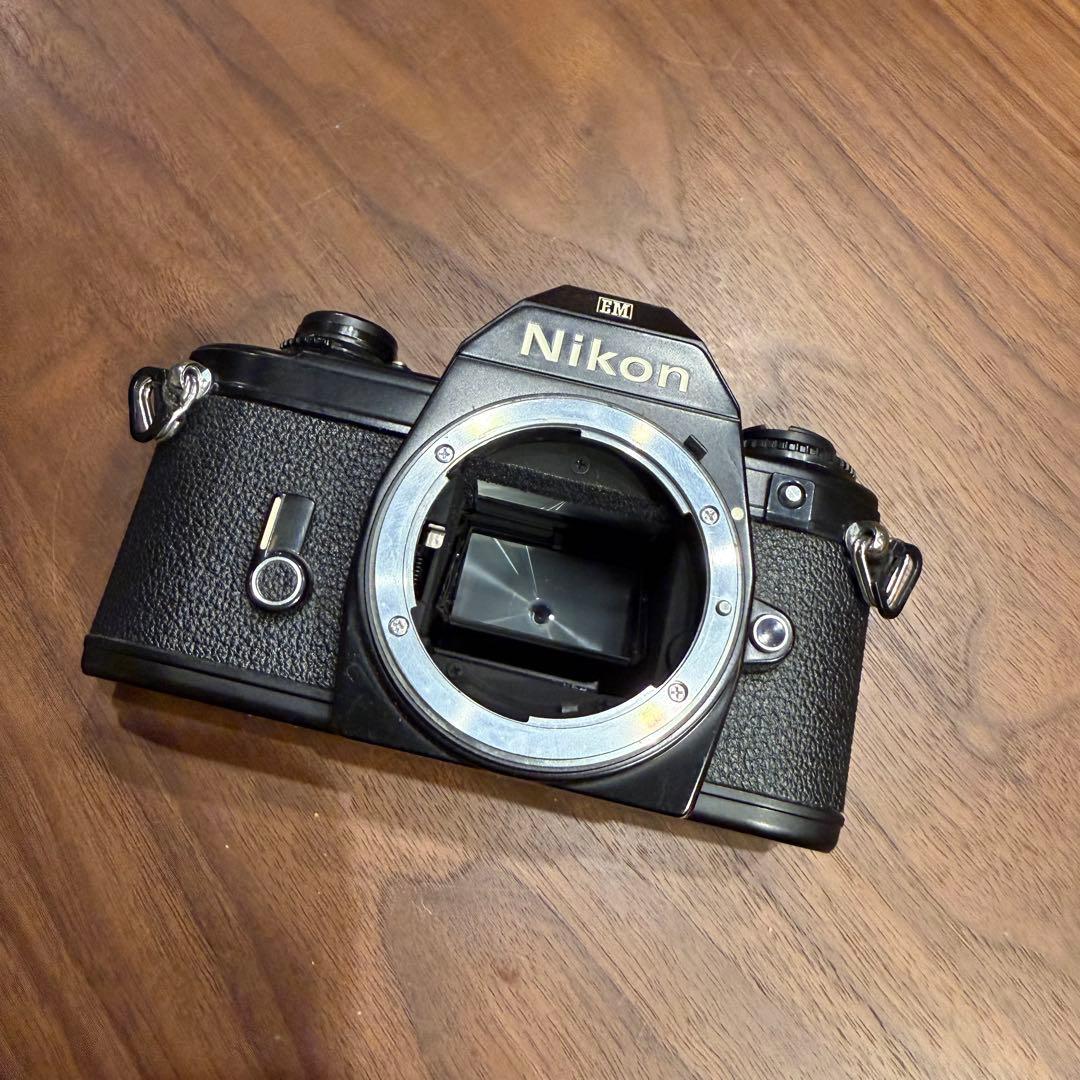 Nikon ニコン EM ブラック ボディ フィルムカメラ　レンズ付き