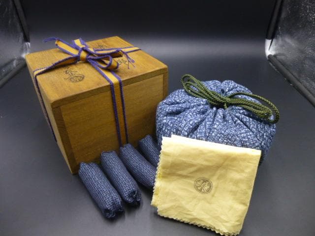 楽吉衛衛門　十二代　弘入　赤茶碗／共箱・共布／楽吉衛衛門　十三代　惺入極め箱