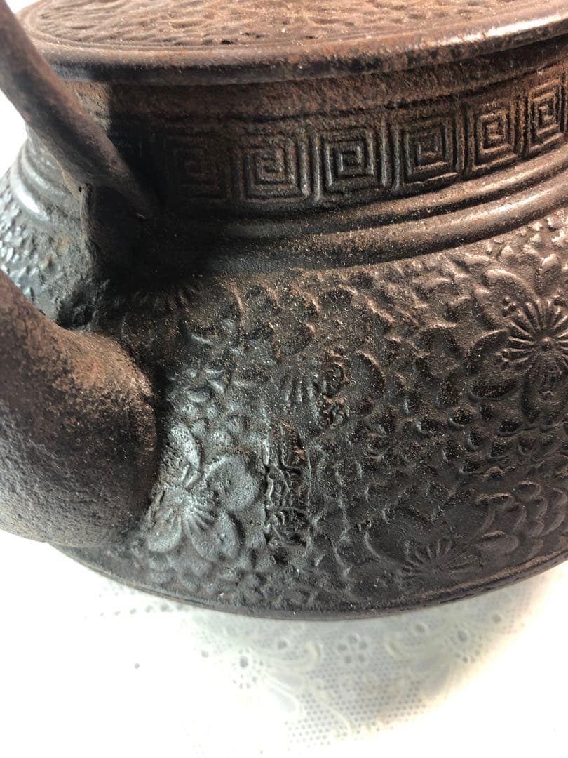 鉄瓶　龍盛堂 花模様 鉄瓶 黒色 鋳鉄製