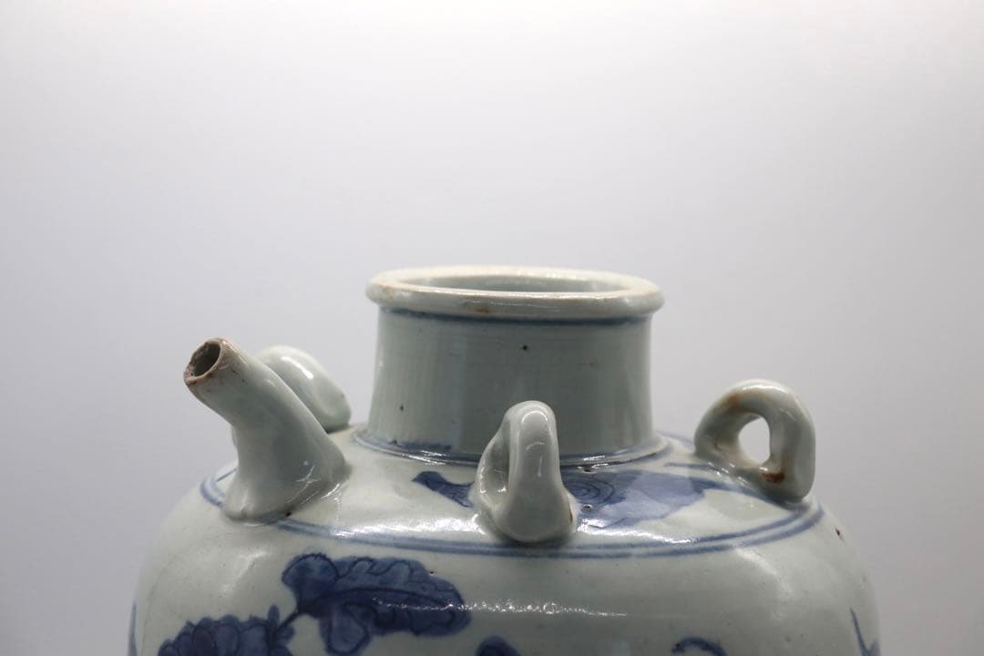 中国　明時代　染付　牡丹胡蝶紋瓶　送料込み1012