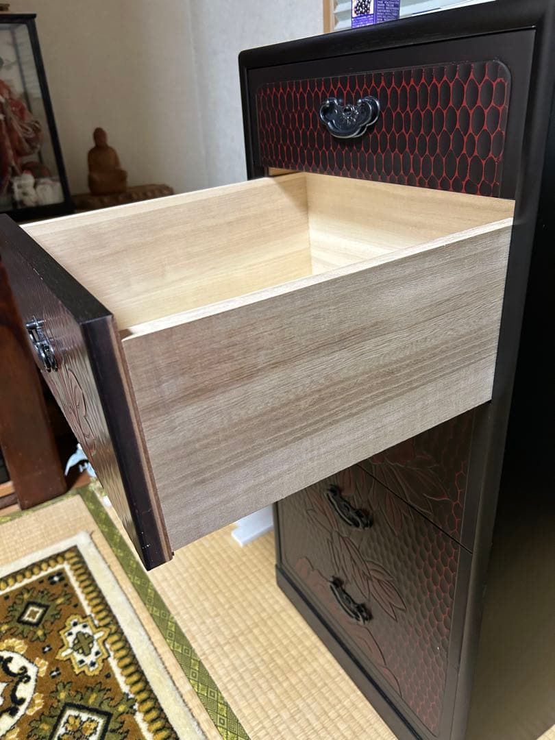 伝統的な4段タンス 黒と赤の花模様