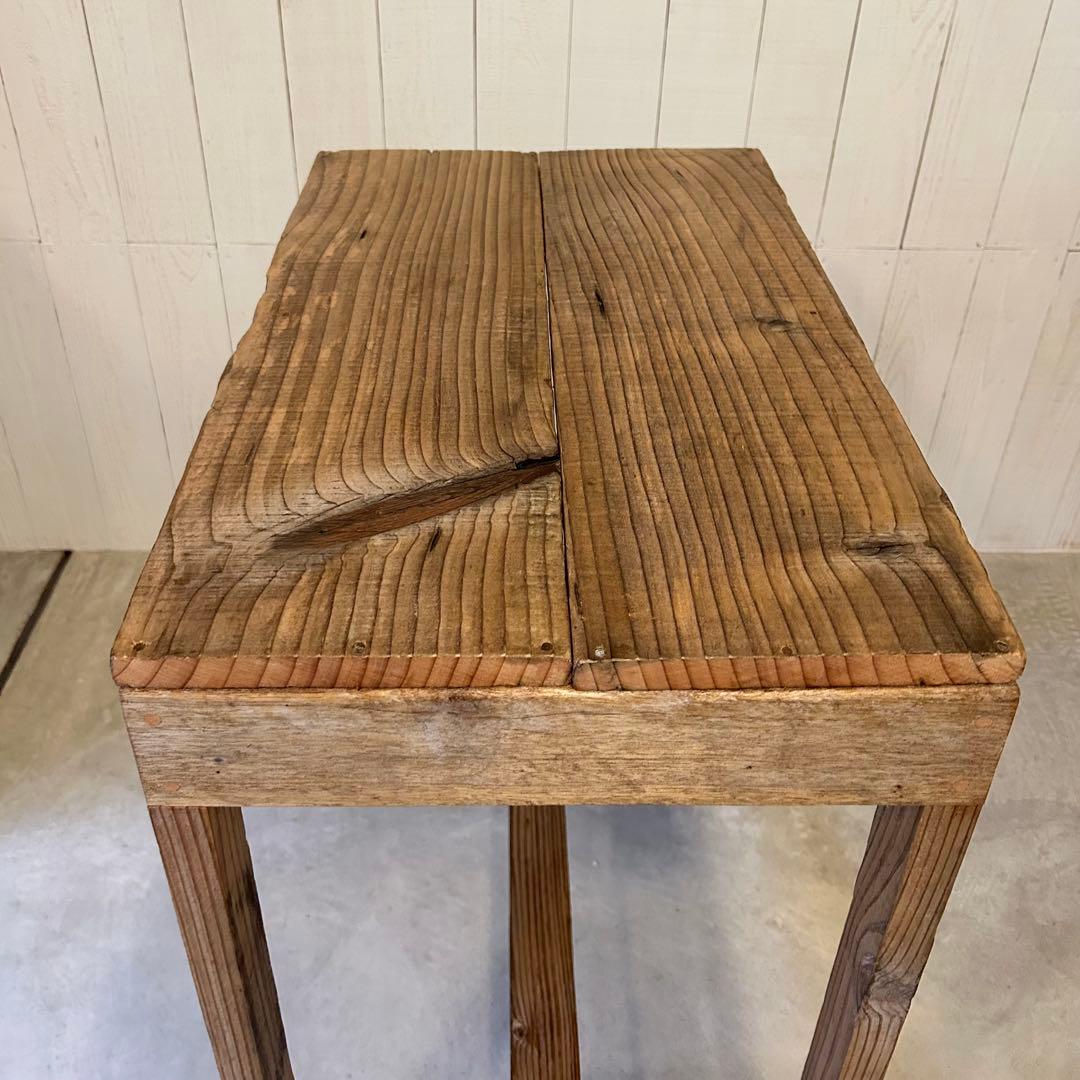 古材のテーブル