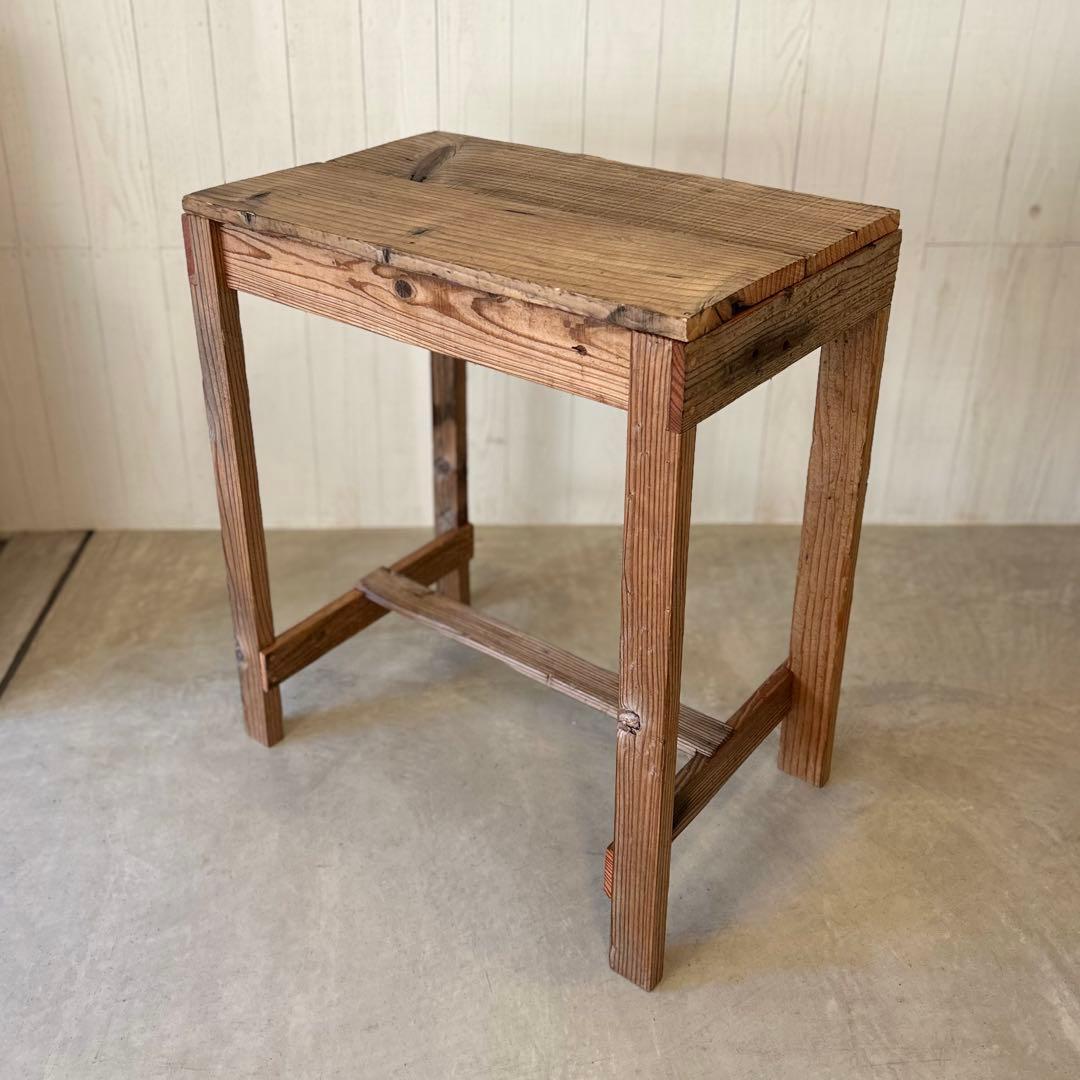 古材のテーブル