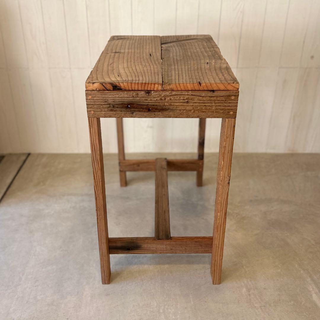 古材のテーブル