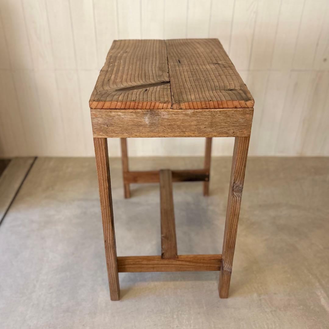 古材のテーブル