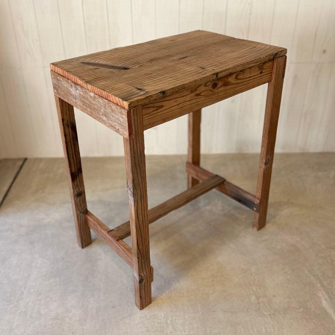 古材のテーブル