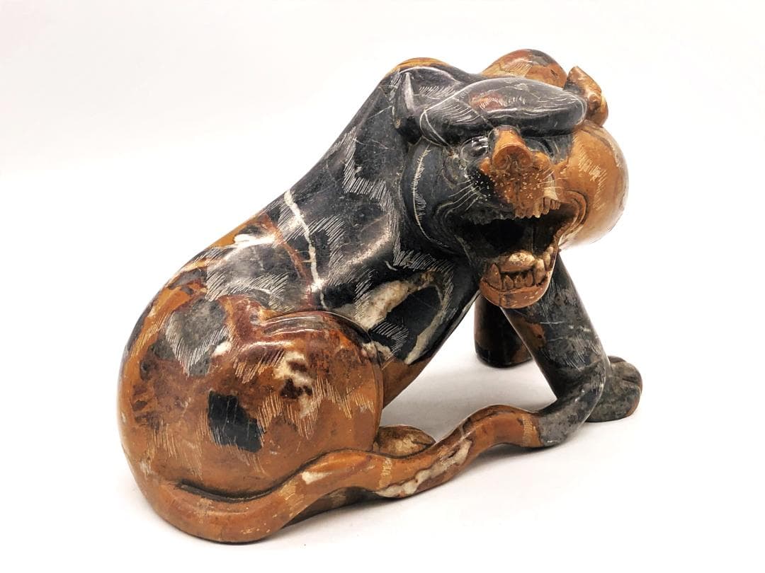 【 寿山石虎 】　天然石彫　江戸時代　ガラス眼　木台付