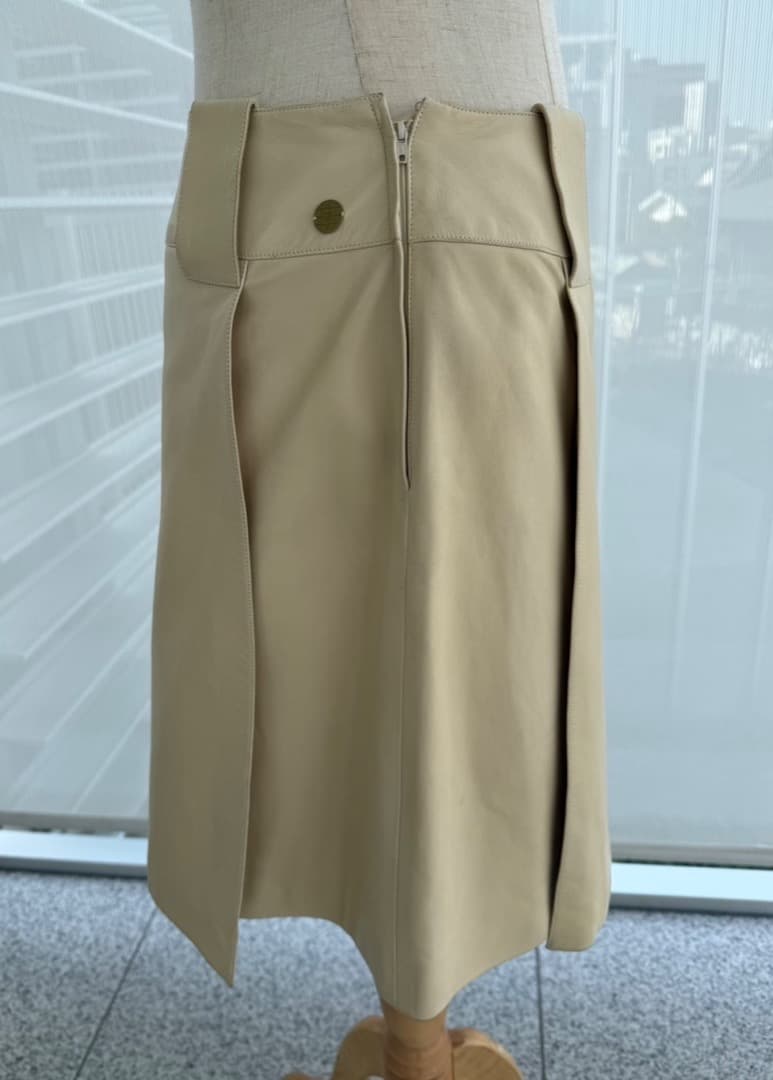 シャネルのレザースカート