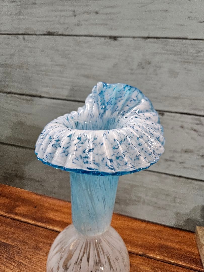 フランスアンティーク オパリンガラス クリシー フリル 花瓶 フラワーベース