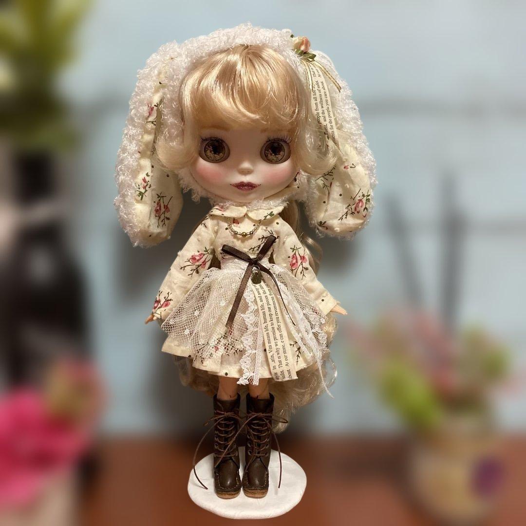 『うさ耳ちゃん』カスタムドール ブロンドヘア唇とマブタにきらきらラメ入り