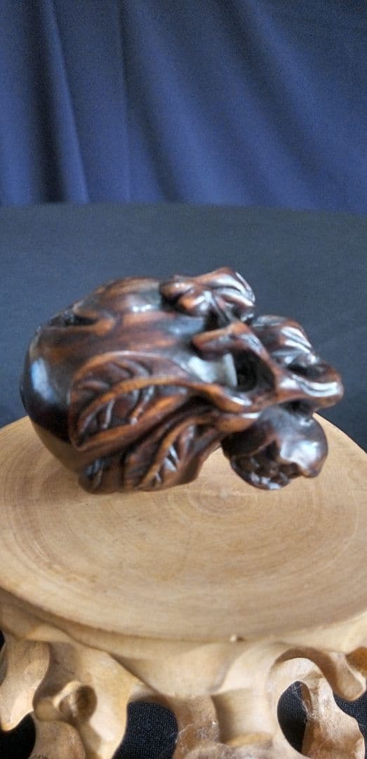 根付け、提げ物木製 ザクロの彫刻 約3,5cm、作家名あり