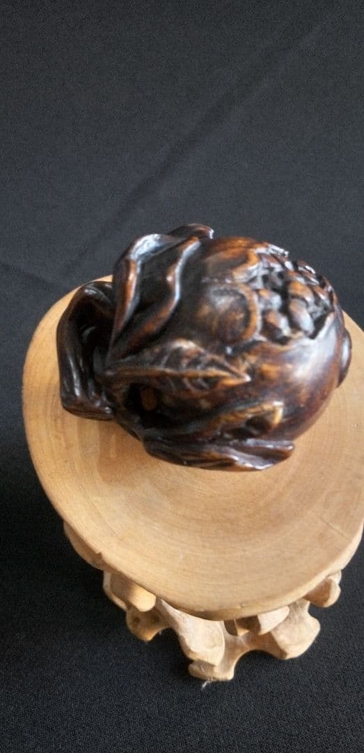 根付け、提げ物木製 ザクロの彫刻 約3,5cm、作家名あり