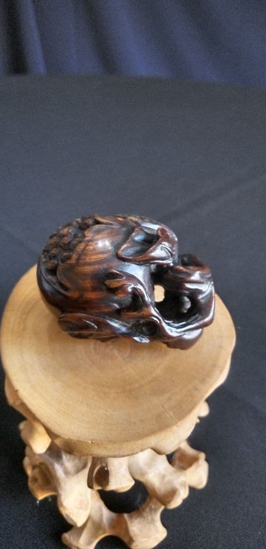 根付け、提げ物木製 ザクロの彫刻 約3,5cm、作家名あり