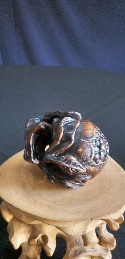 根付け、提げ物木製 ザクロの彫刻 約3,5cm、作家名あり