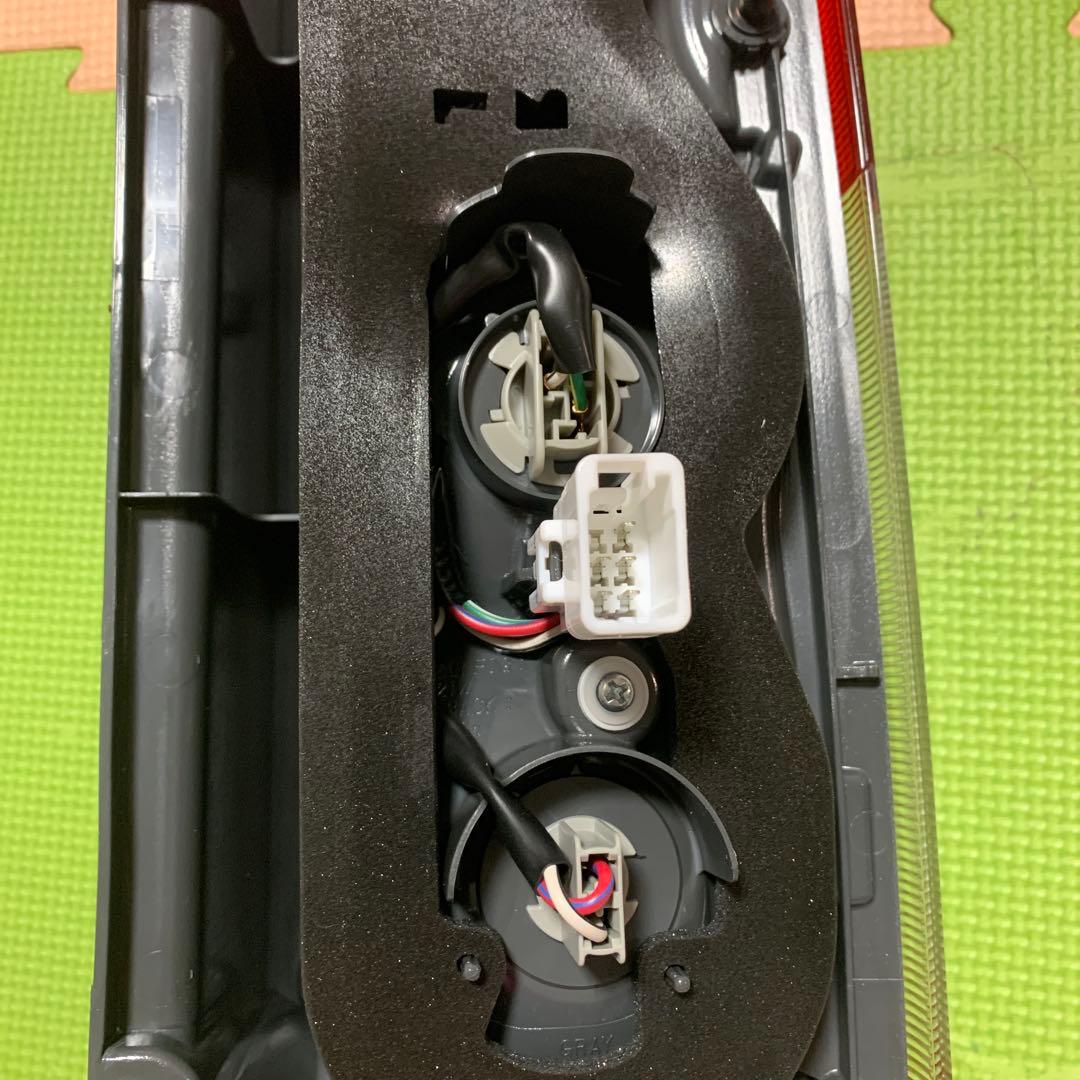 専用　新品　トヨタ ハイエース 200系 純正 テールライト 左(助手席側)