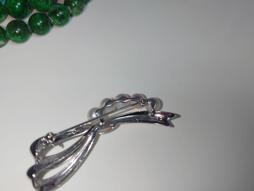 Tasaki アコヤ真珠　シルバーリボンデザインの　ブローチ