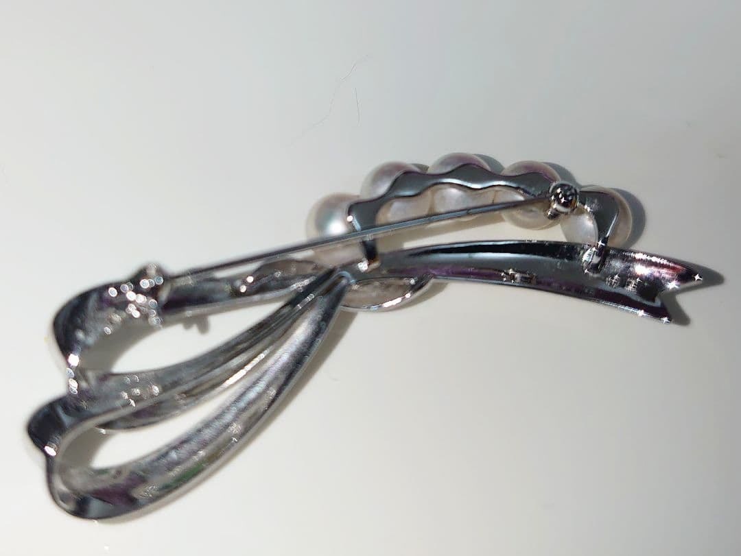 Tasaki アコヤ真珠　シルバーリボンデザインの　ブローチ
