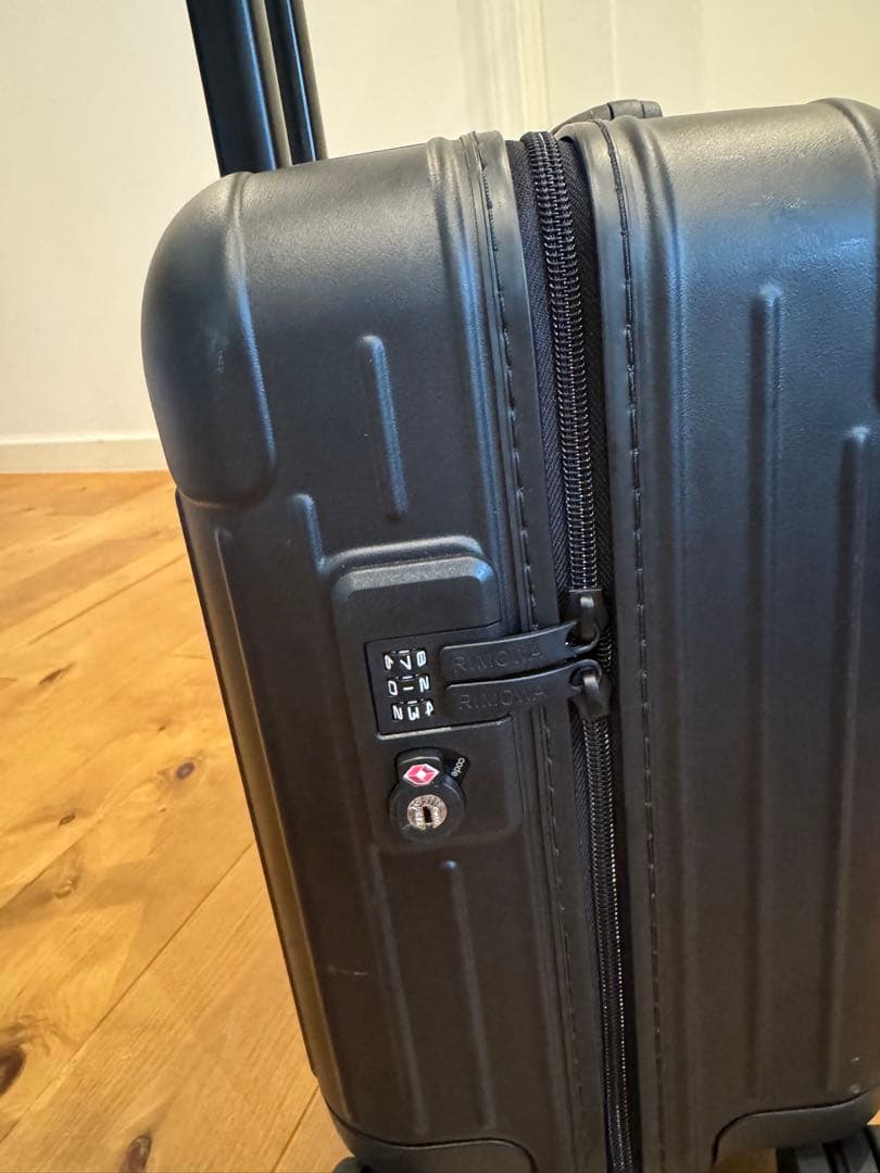 RIMOWA 正規品　ブラック キャリーケース