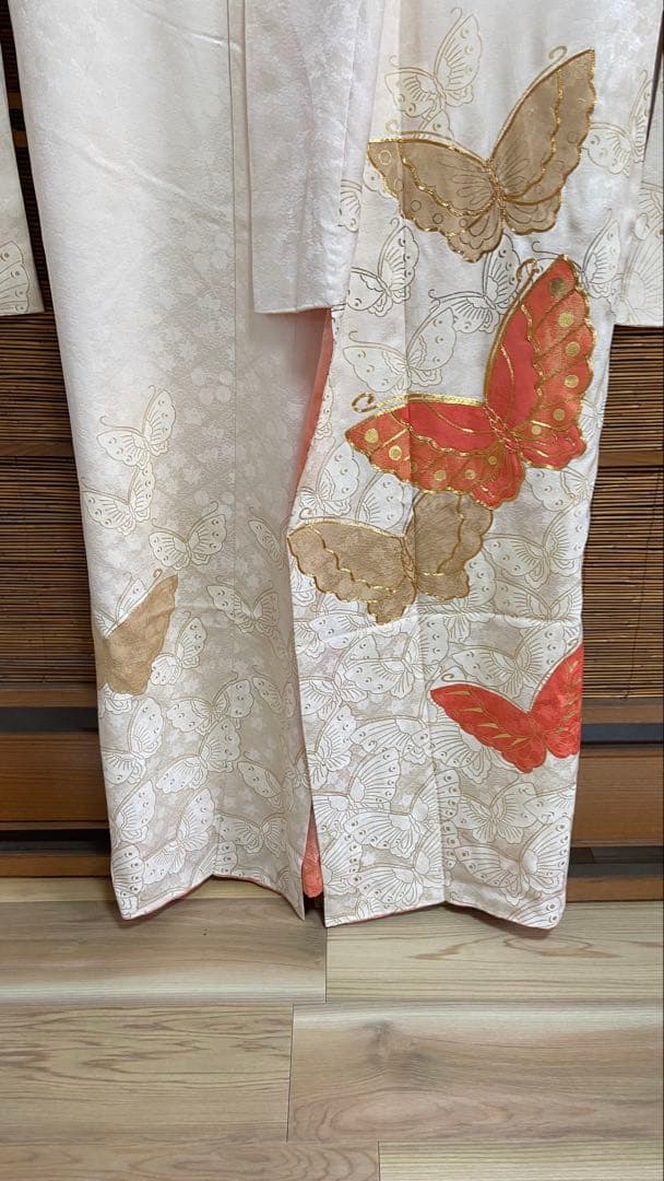 振袖 蝶の刺繍 白地に蝶の柄と花の地織りがあります。