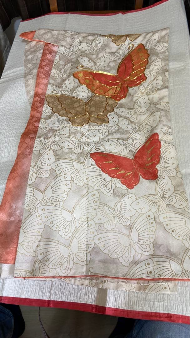 振袖 蝶の刺繍 白地に蝶の柄と花の地織りがあります。
