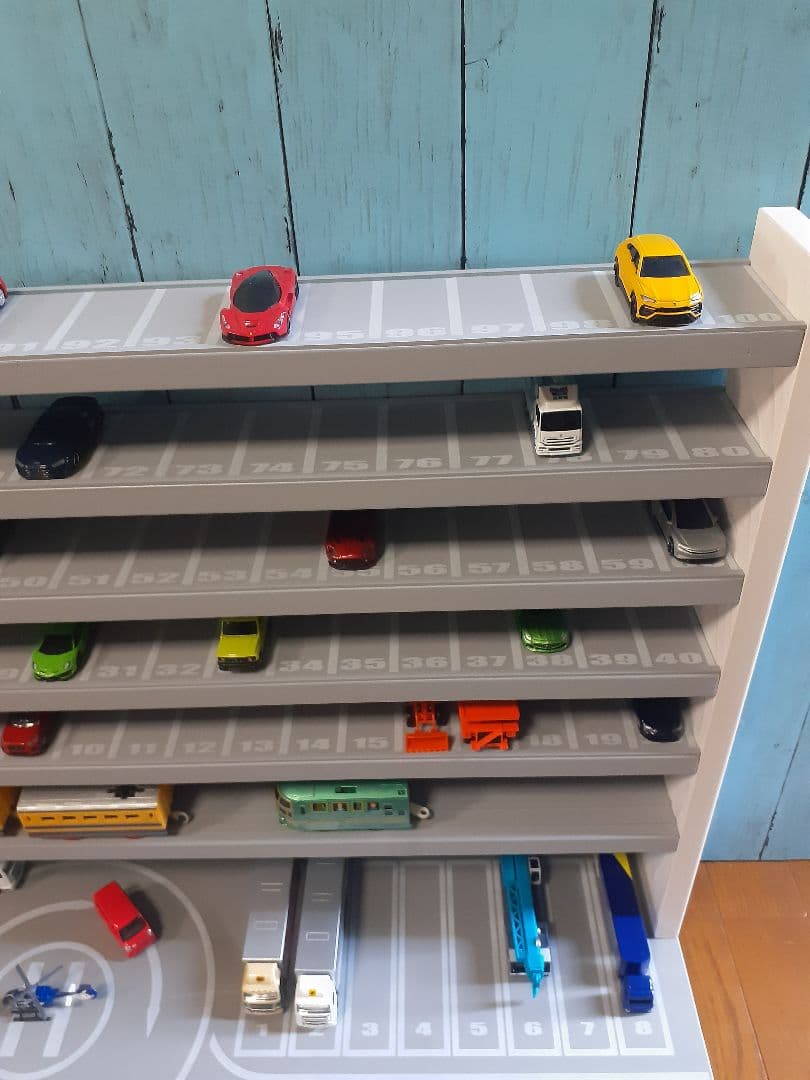 縞田　最新版自作トミカプラレール収納棚110台ロータリー交差点ヘリポート付