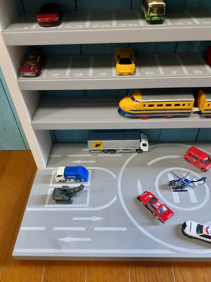 縞田　最新版自作トミカプラレール収納棚110台ロータリー交差点ヘリポート付