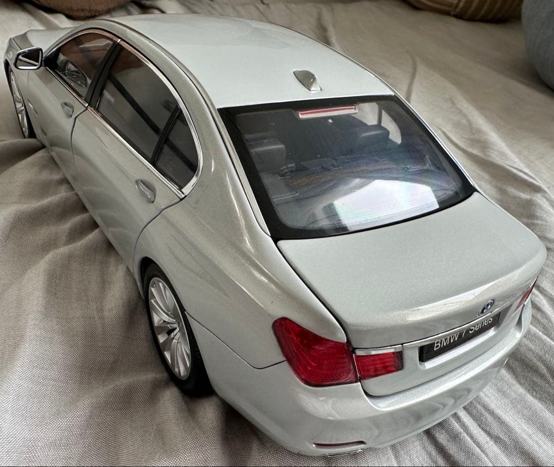 KYOSHO BMW750LiMOON silver1/18スケール