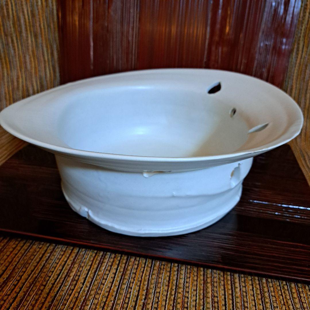 黒田泰蔵の白い白磁の穴あき鉢