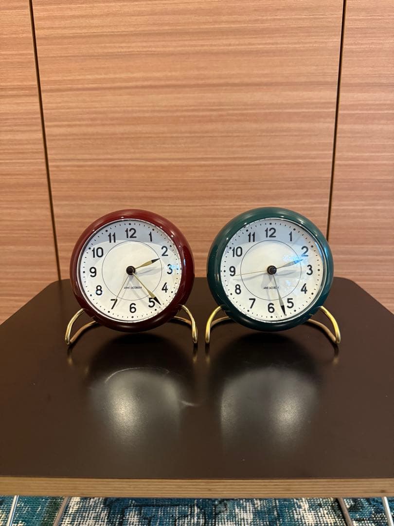 Arne Jacobsen（アルネ・ヤコブセン） テーブルクロック ボルドー