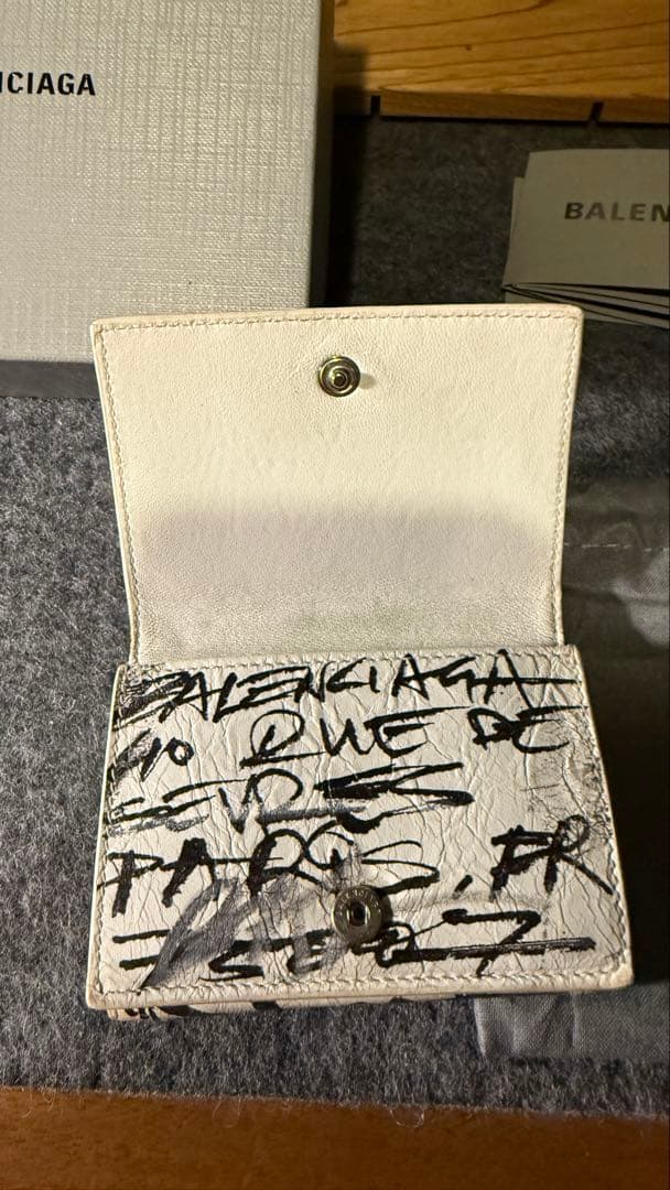 バレンシアガ グラフィティ ペーパーミニウォレット 三つ折り 財布 ホワイト系
