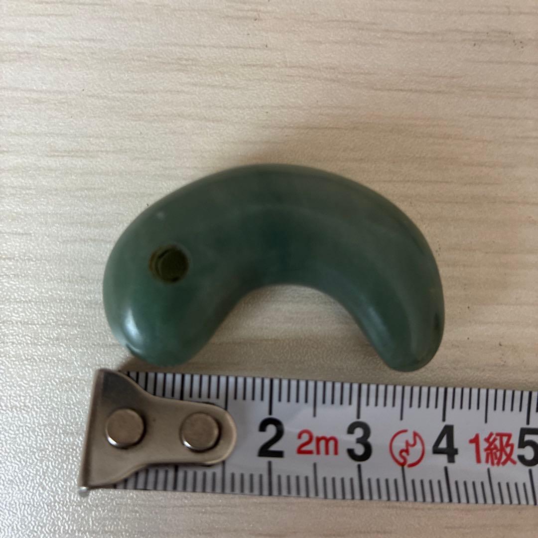 勾玉　出土品　翡翠　ヒスイ　縄文弥生期　アップルグリーン色