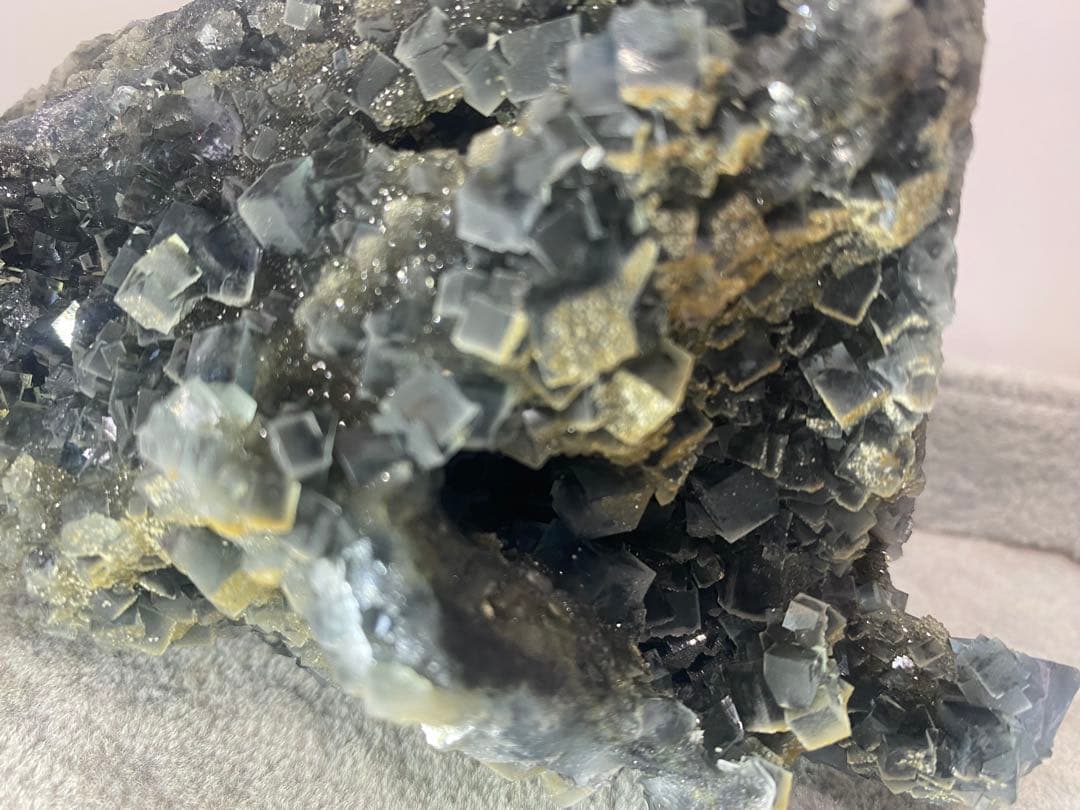 T945特価★ブルーグレーフローライト　キラキラキューブ結晶ジオード原石