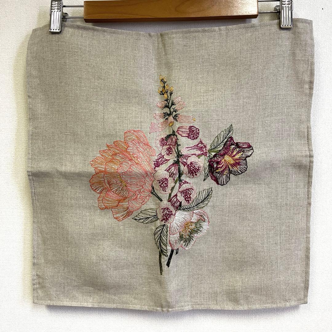 Coral & Tuskクッションカバー 40x40 Blush Bouquet