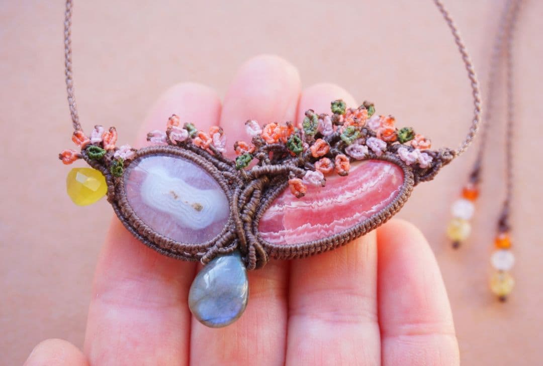 《花笑み》インカローズ　ソーラークォーツ　ラブラドライト　マクラメ　ネックレス