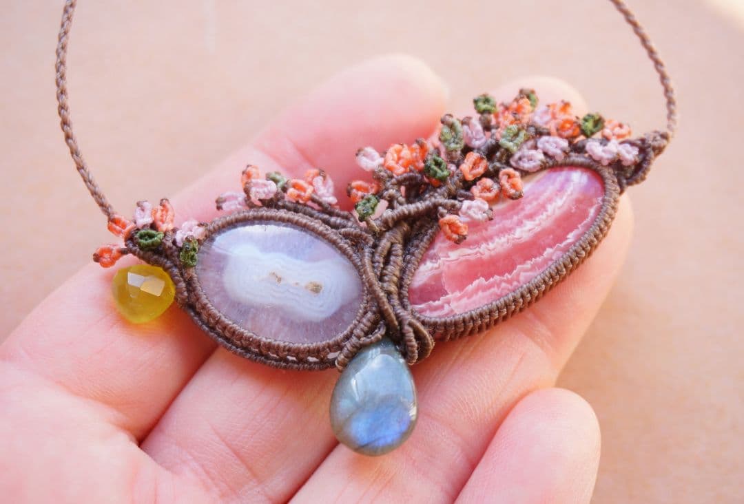 《花笑み》インカローズ　ソーラークォーツ　ラブラドライト　マクラメ　ネックレス