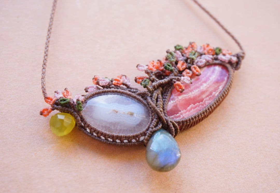 《花笑み》インカローズ　ソーラークォーツ　ラブラドライト　マクラメ　ネックレス