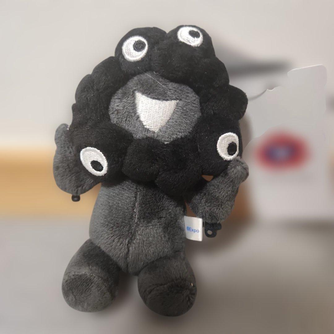 Key.k大阪万博　黒ミャクミャク座りカラビナ付きぬいぐるみ約15cm