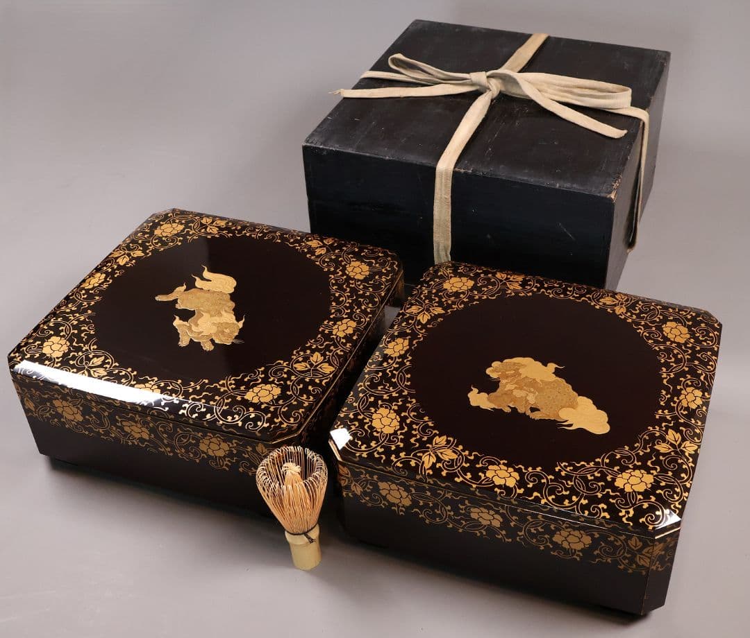 木製 漆塗 牡丹獅子 花唐草 金蒔絵 饅頭箱一対 菓子重 菓子箱【CM285】