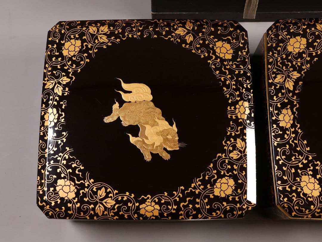 木製 漆塗 牡丹獅子 花唐草 金蒔絵 饅頭箱一対 菓子重 菓子箱【CM285】